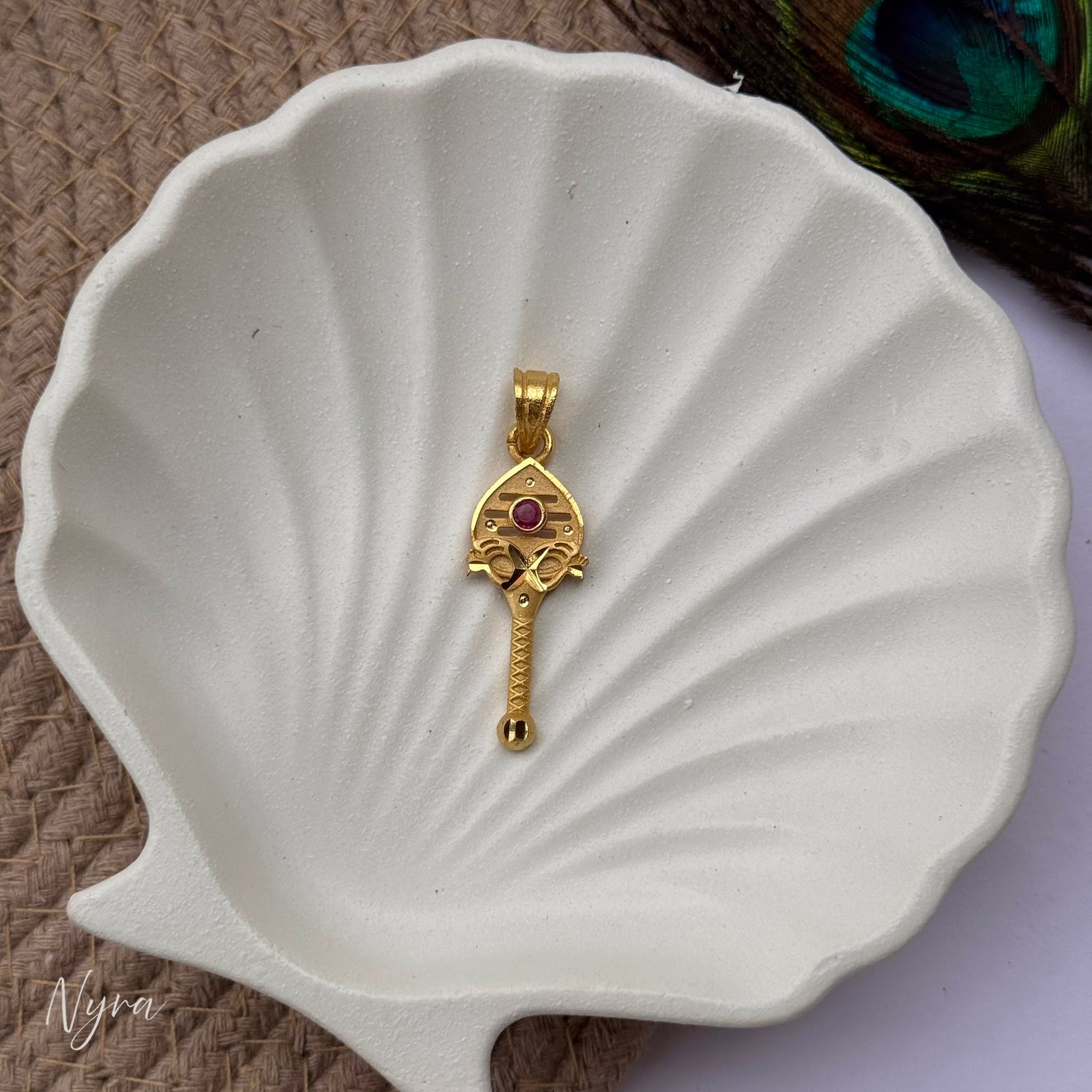Vel gold toned pendant π¦ππΌ