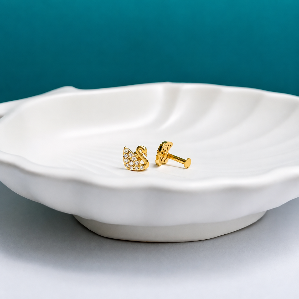 Swan crystal minimal stud - Image 3