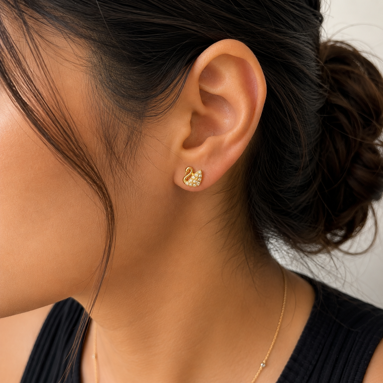 Swan crystal minimal stud - Image 4