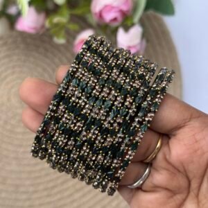 Lilly Matte Model - very dark green